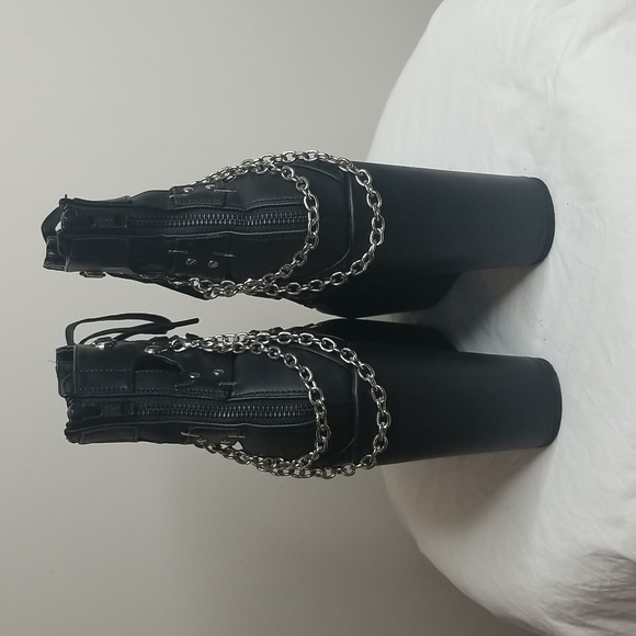 Shoes - Picture 4 of 6